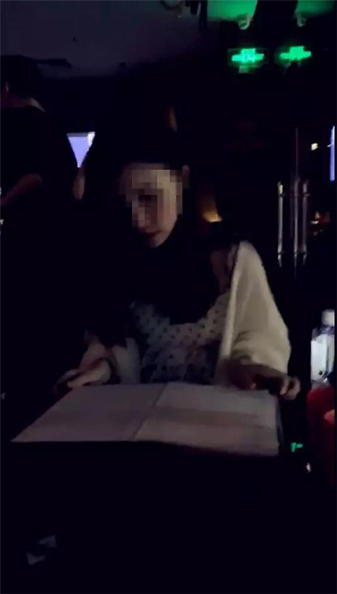 为了报复前男友，抖音主播半夜带我去她家！