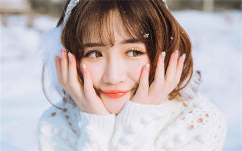 第一次和女生约会吃饭，怎么找话题才能不冷场？