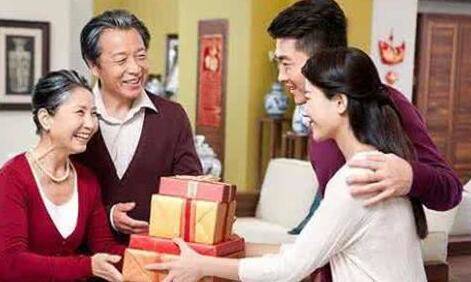 一般女方去男方家男方父母会给多少红包？