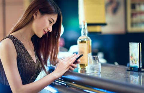 怎么追一个和自己很熟的女生？-恋爱撩妹网-聊天话术|脱单方法|约会技巧|哄女生|牵手探探微信聊天案例|