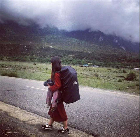 川藏线上的穷游搭车女，用身体走完一场灵魂之旅