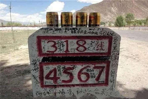 川藏线上的穷游搭车女，用身体走完一场灵魂之旅