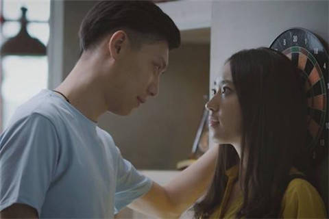 第一次和女生约会吃饭，怎么找话题才能不冷场？