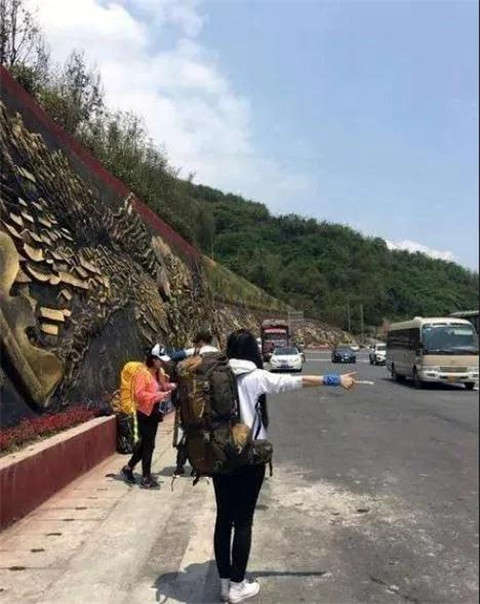 川藏线上的穷游搭车女，用身体走完一场灵魂之旅