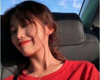 女生看电视幽默的回复，不要傻傻回好的