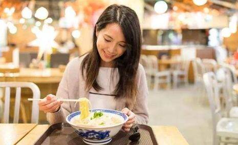怎么幽默的问女生吃饭了吗？引起兴趣是关键-恋爱撩妹网-聊天话术|脱单方法|约会技巧|哄女生|牵手探探微信聊天案例|