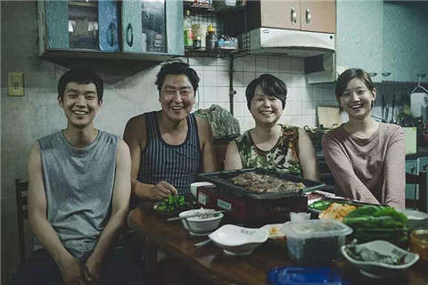 残酷的社会寓言，穷才是原罪，《寄生虫》凭什么成为奥斯卡最大赢家？