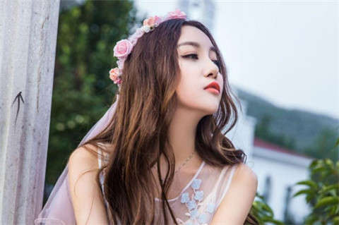 找女生聊天她都有回复但是却很敷衍，该怎么办？