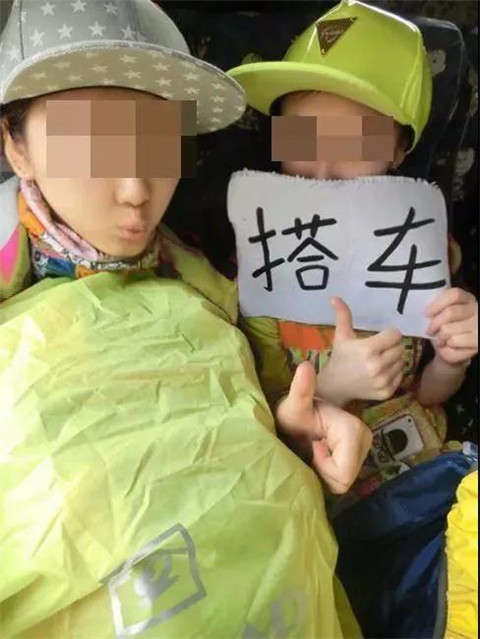 川藏线上的穷游搭车女，用身体走完一场灵魂之旅