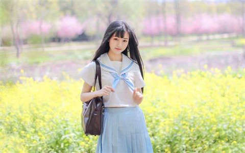 约会女孩总是玩手机，该怎么办？