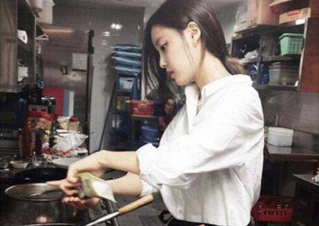 女朋友说饿了怎么回复她？解决问题最关键-恋爱撩妹网-聊天话术|脱单方法|约会技巧|哄女生|牵手探探微信聊天案例|