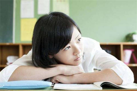 和女生微信聊天开场白怎么说，才能勾起她的兴趣？