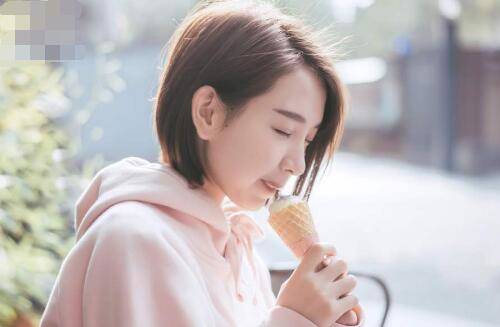 女生等你主动的表现，机会在眼前就看你能不能把握