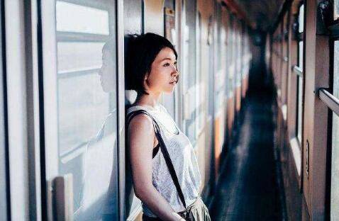 女孩子哭了安慰的套路，千万不要抖机灵
