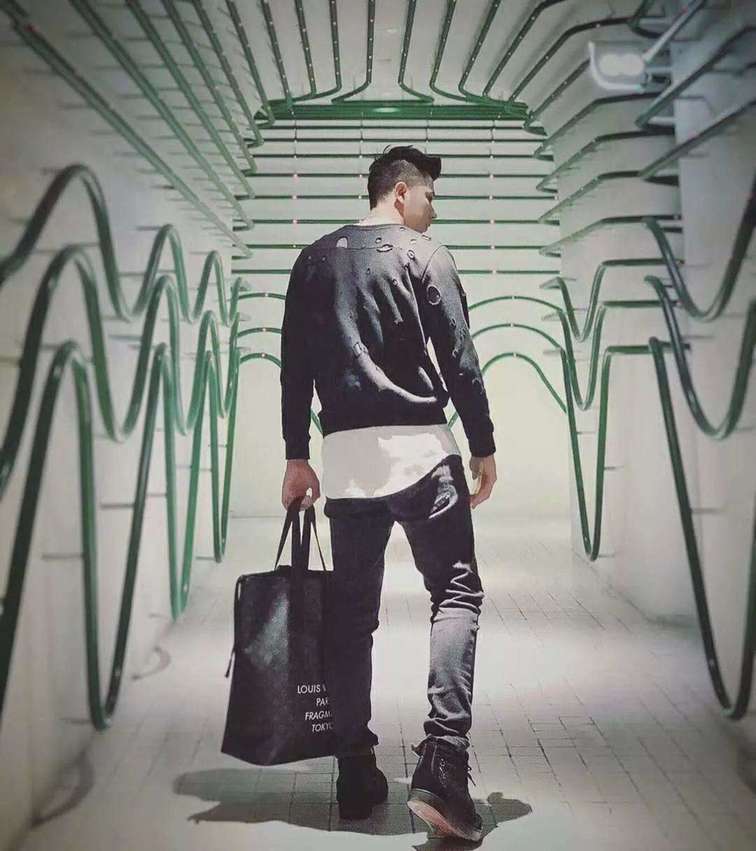 泡妞追女生聊天案例-那个驾驶阿斯顿马丁的小姐姐，半夜将我扛进了她家