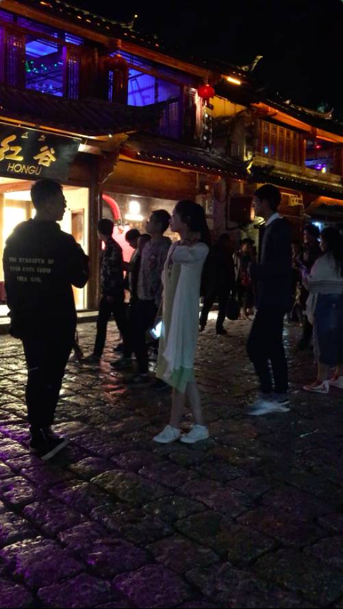 追女生约会案例：丽江半小时：愉快玩耍到一半，她竟突然泣不成声