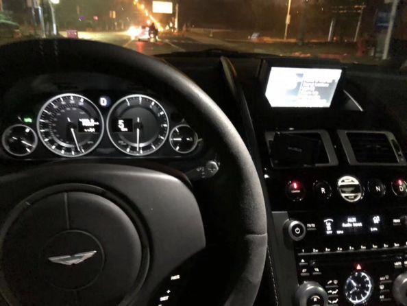 泡妞追女生聊天案例-那个驾驶阿斯顿马丁的小姐姐，半夜将我扛进了她家