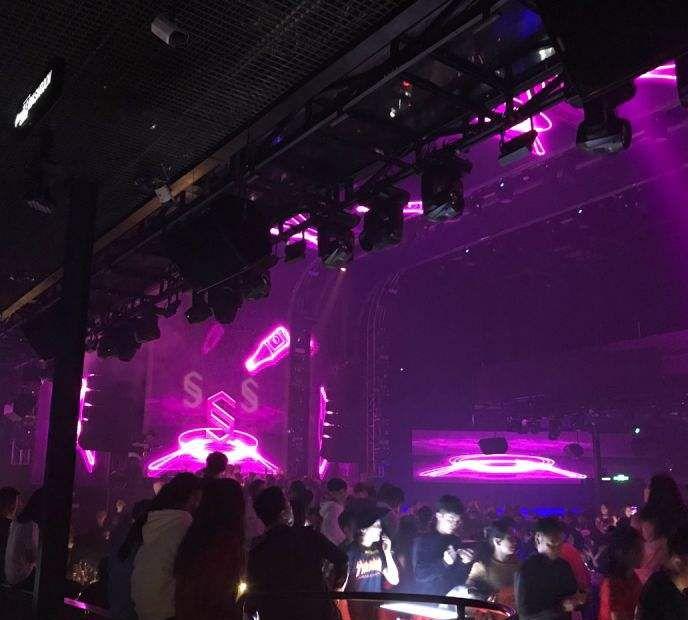 积目10000+喜欢的“黑长直”小姐姐,认识一天就让我和她“抱抱摇”…… 积目10000+喜欢的“黑长直”小姐姐,认识一天就让我和她“抱抱摇”……