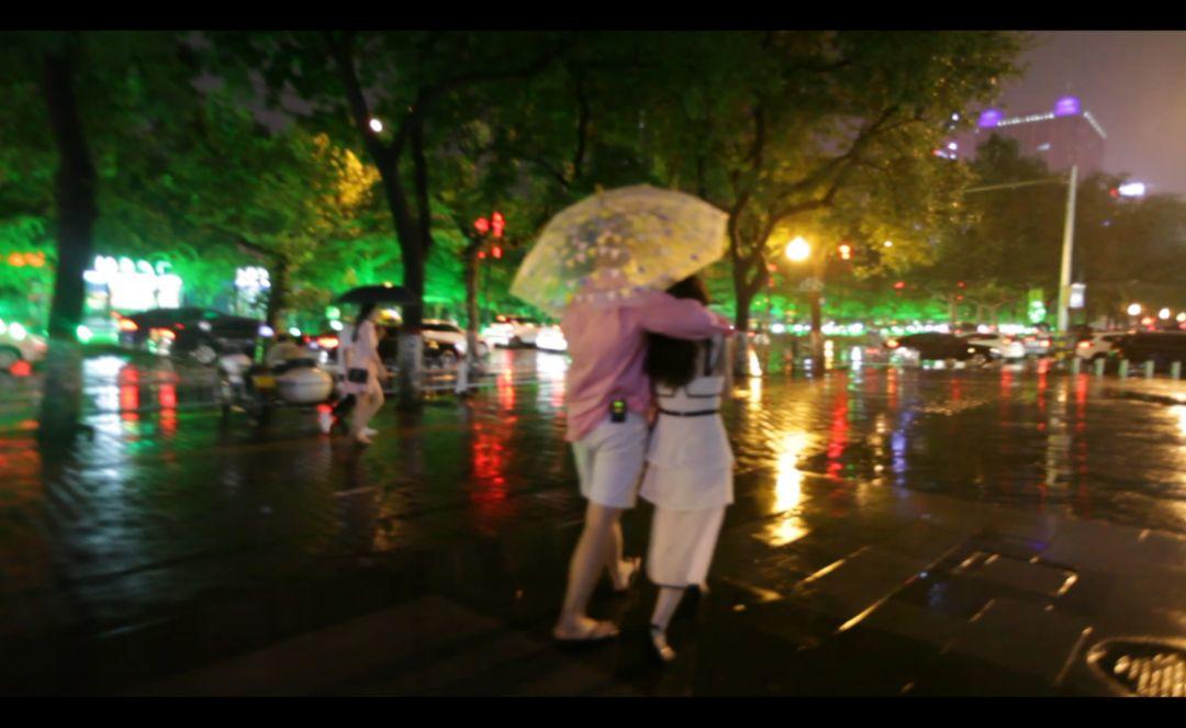 追女生约会实战聊天案例-深夜,混进女友的别墅中,才发现我们才认识不到一天。 追女生约会实战聊天案例-深夜,混进女友的别墅中,才发现我们才认识不到一天。