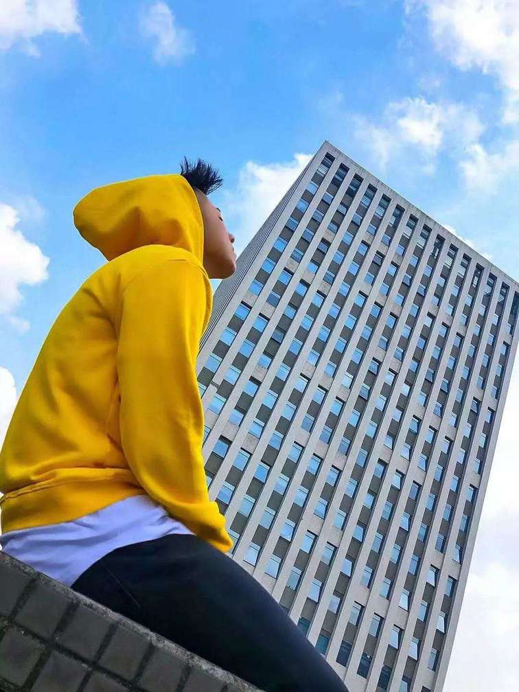 泡妞追女生聊天案例-那个驾驶阿斯顿马丁的小姐姐，半夜将我扛进了她家